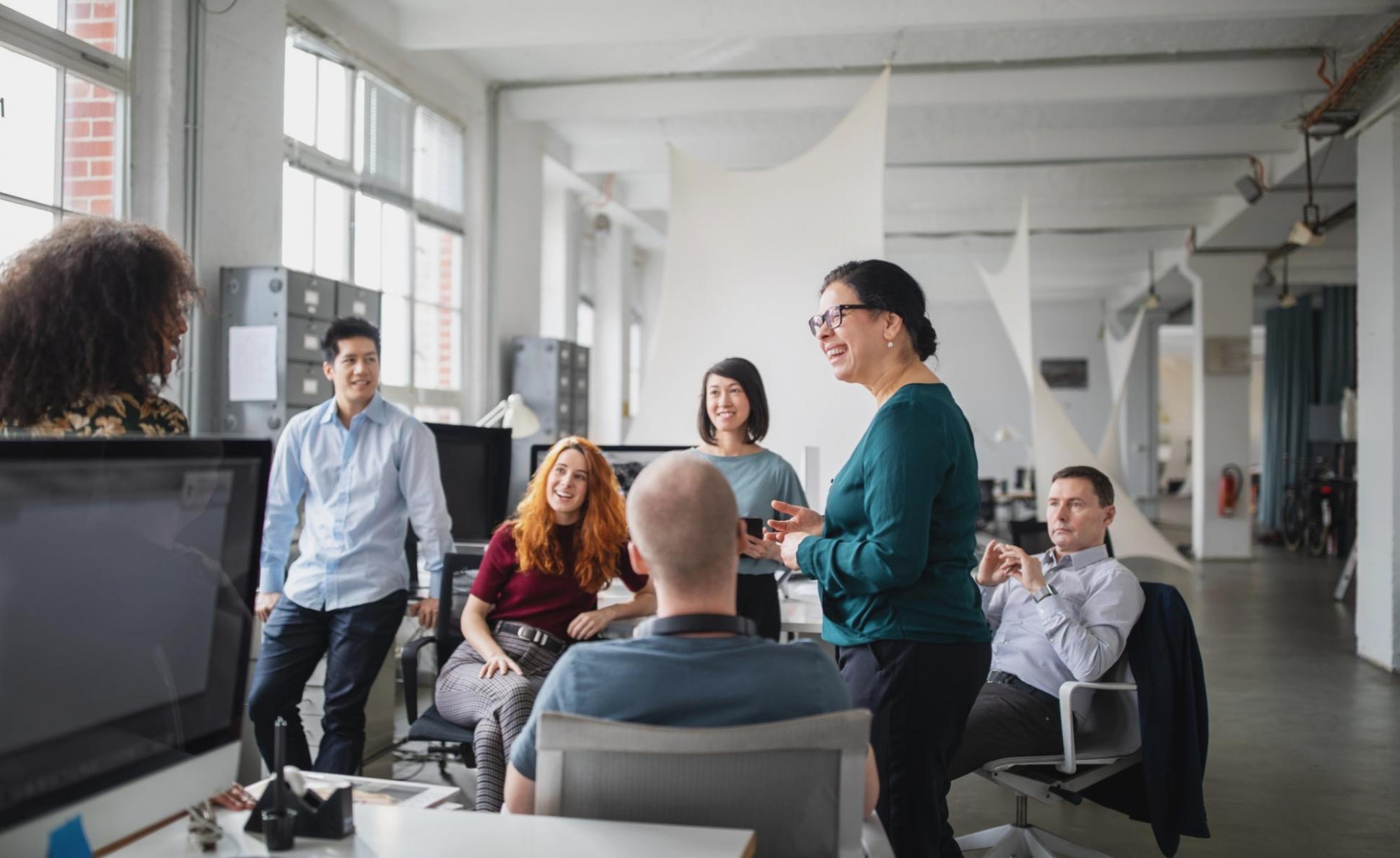 Sesión de webinar interactivo con participantes conectados desde diferentes ubicaciones