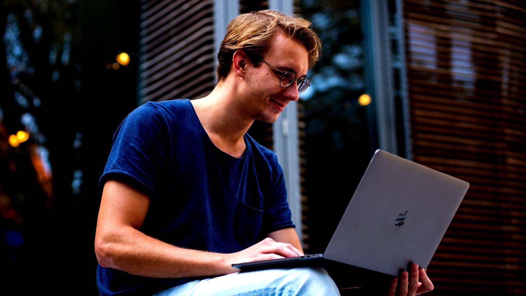 Participantes en sesión interactiva de formación empresarial