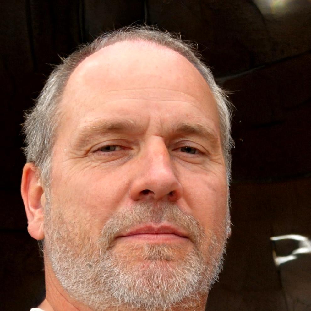 Coordinador técnico de Lufexira preparando plataforma de webinar